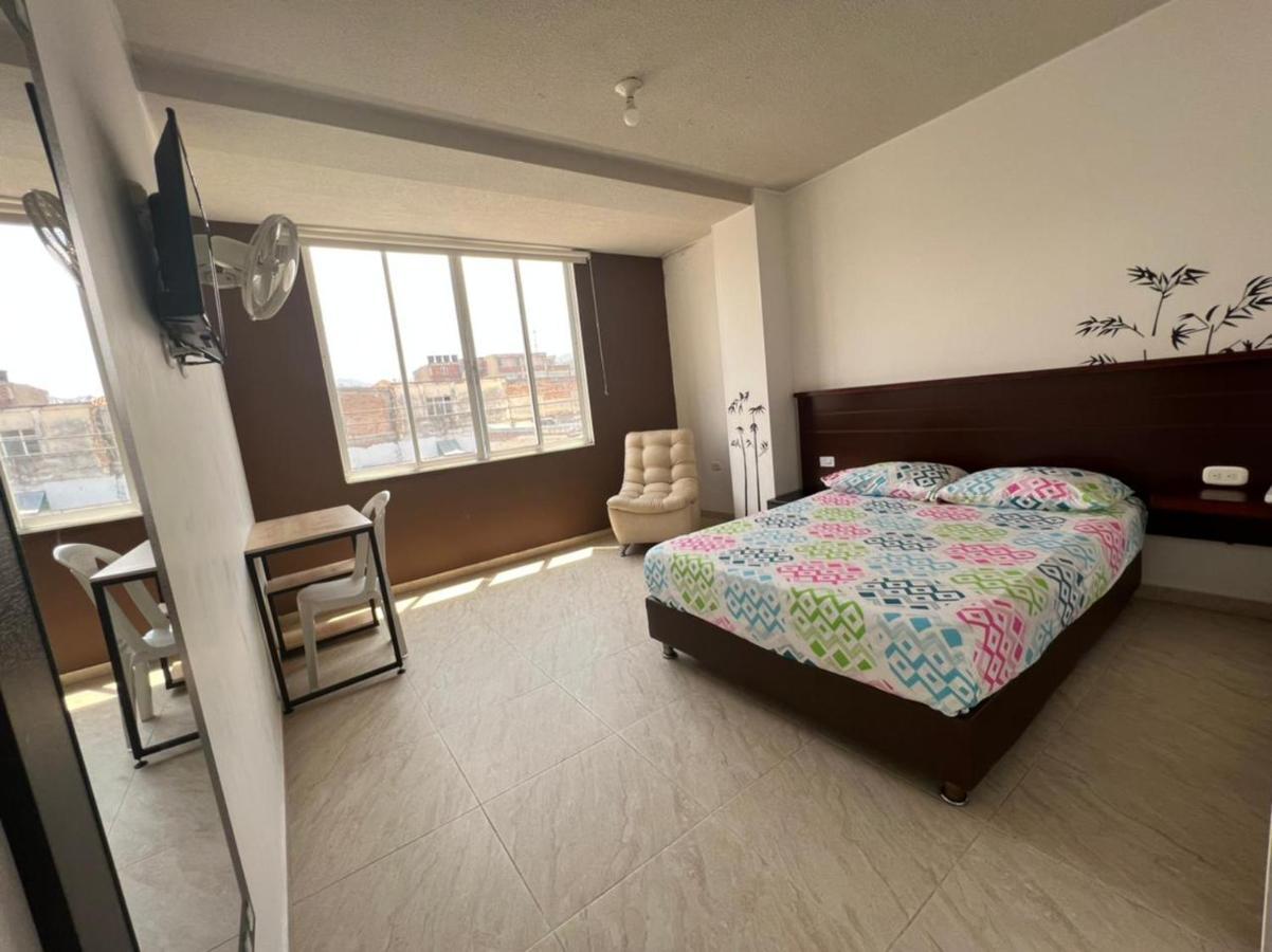 Hotel Marialu Ocaña エクステリア 写真
