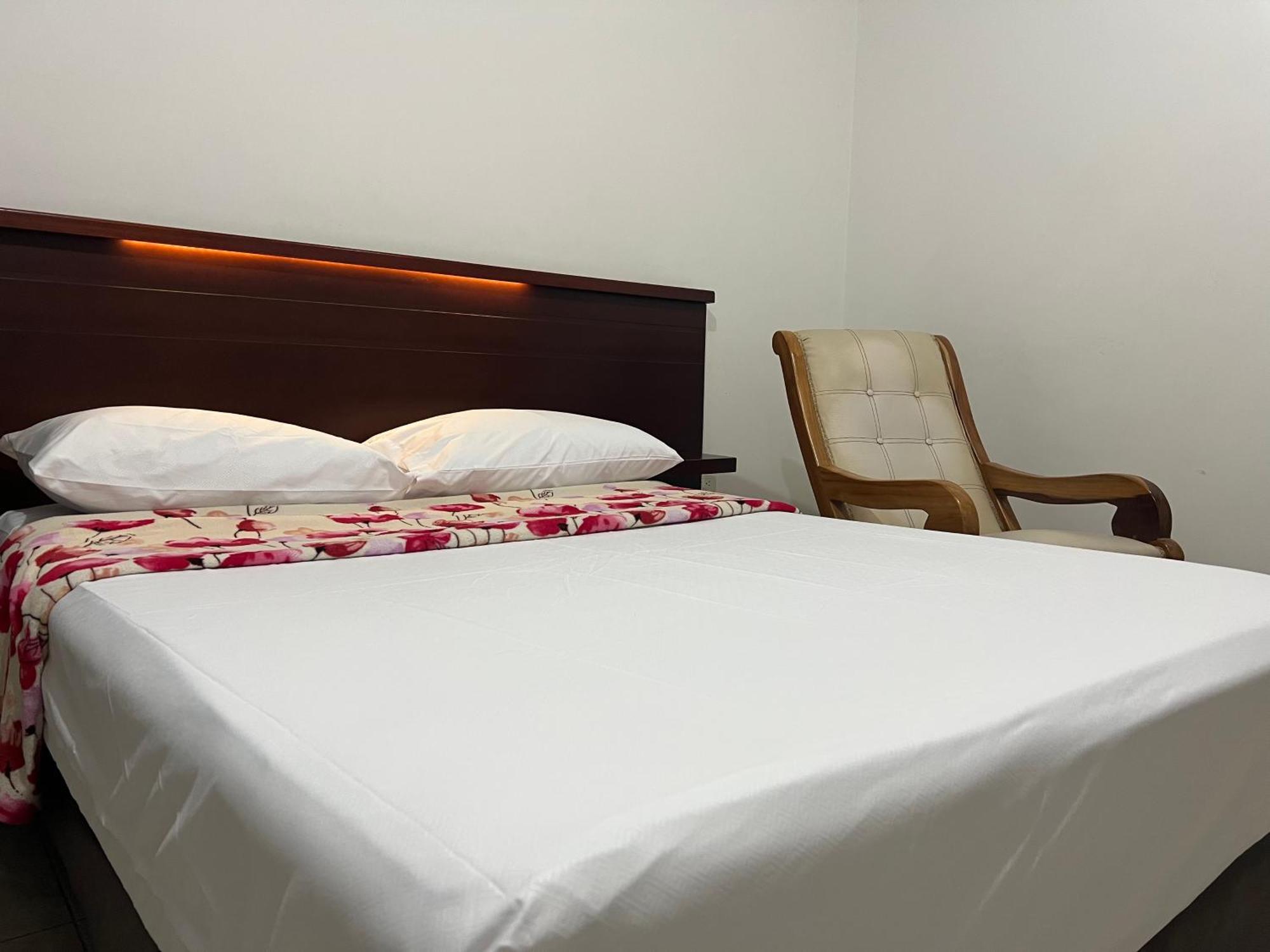 Hotel Marialu Ocaña エクステリア 写真