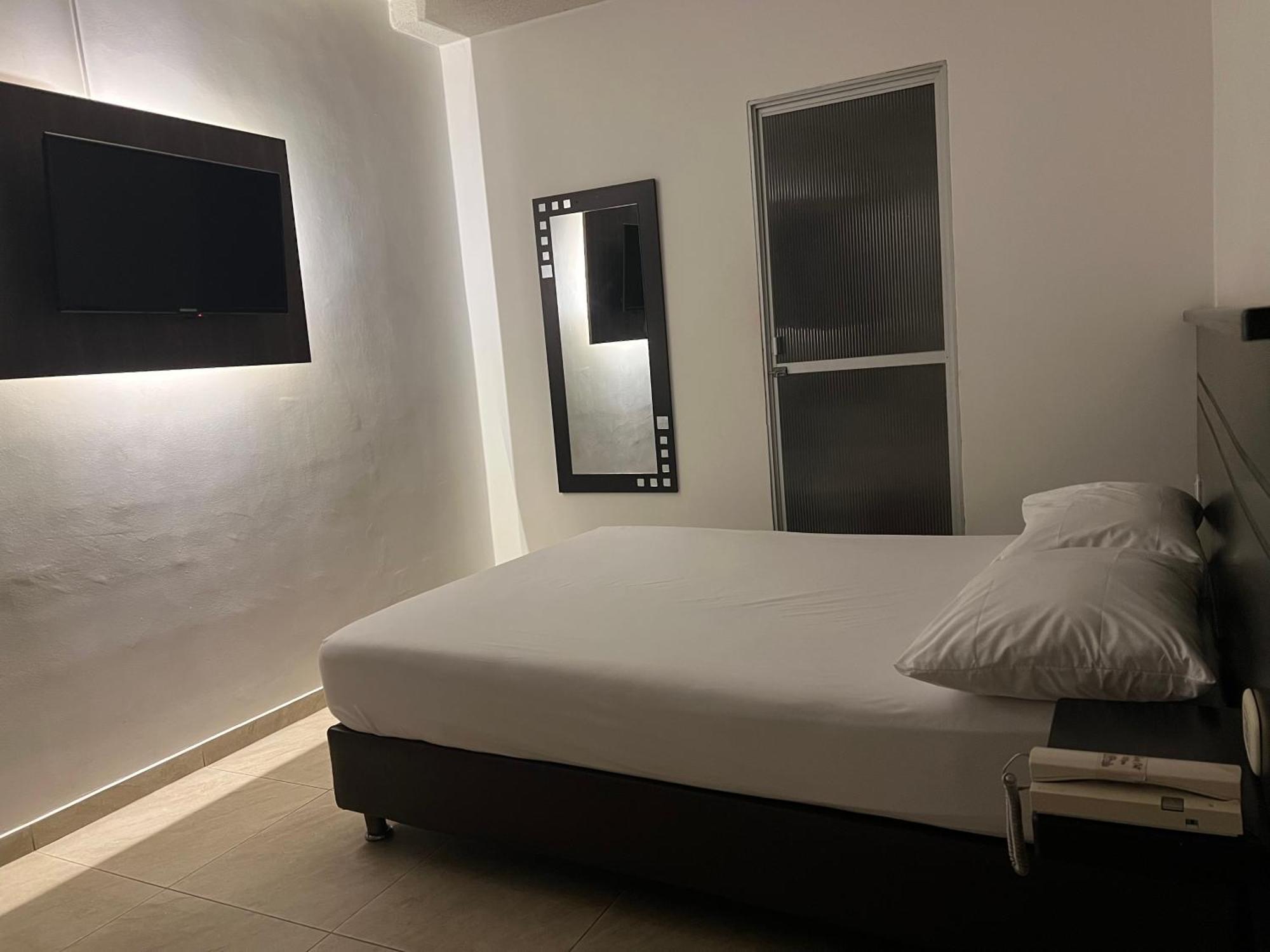 Hotel Marialu Ocaña エクステリア 写真